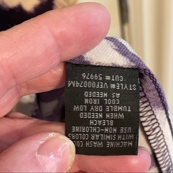 Elegant Dress With Filigree Pattern - Picture 7 of 13